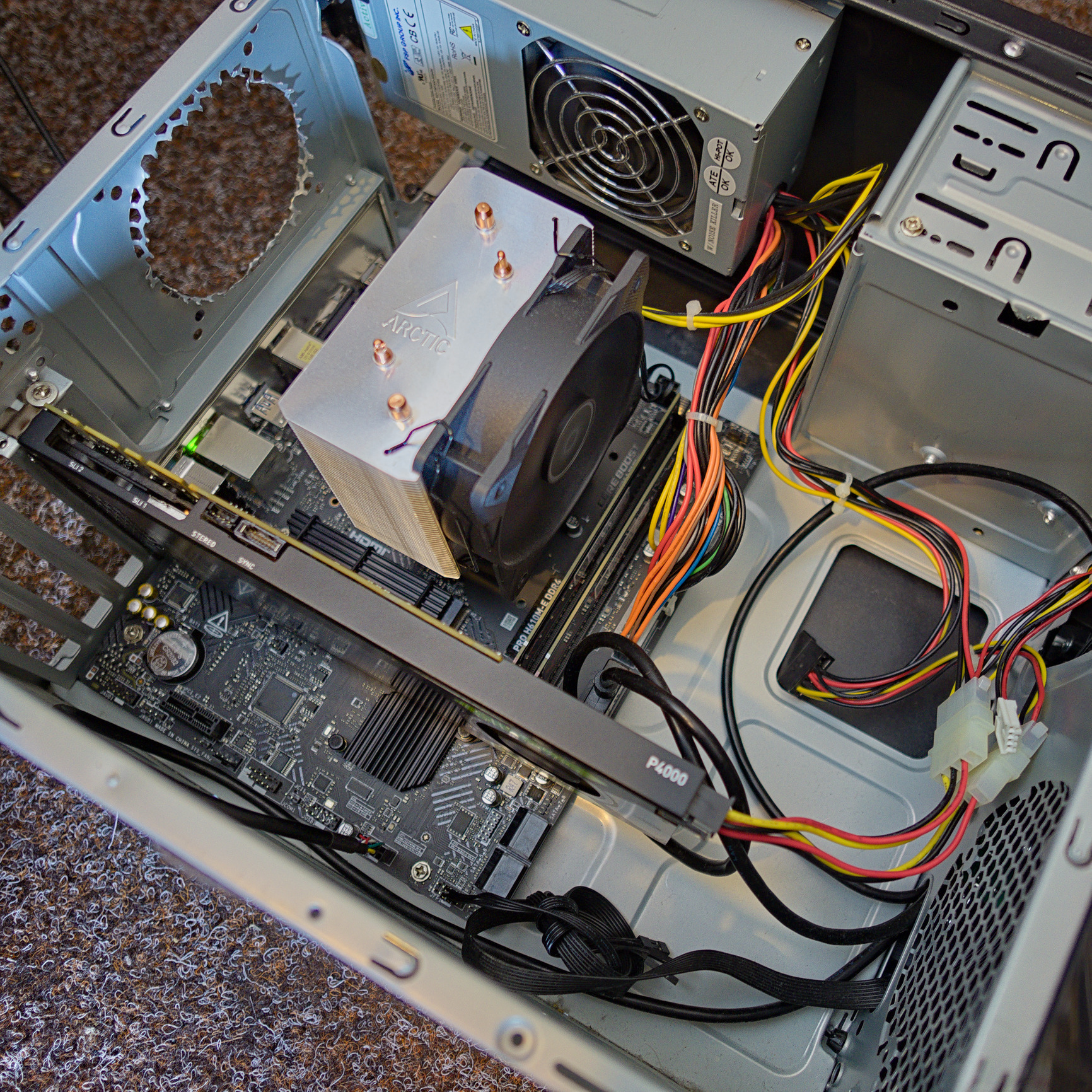 Intel Alder Lake (2022) + Nvidia Pascal (2017) ve skříni Eurocase, které bylo za ty roky značně ublíženo.