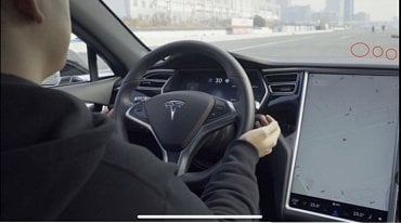 Nenápadné značky Tesla interpretuje jako pruh