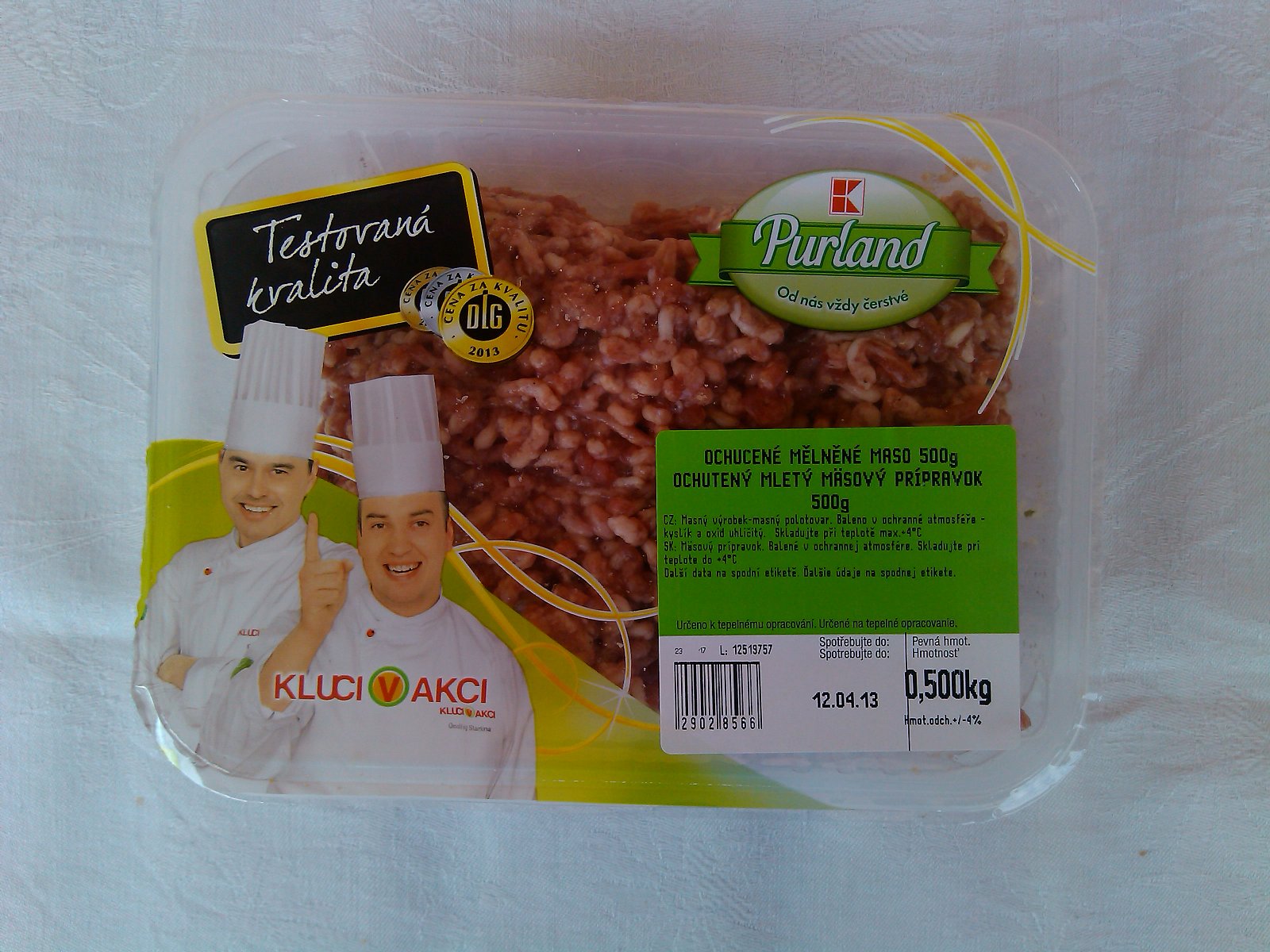 Ochucené mělněné maso, polotovar: 88 % masa, 0,5 kg za 59,90 Kč, 119,80 Kč/kg výrobku. Ve složení: voda, sůl, stabilizátory, koření, zvýrazňovač chuti, cukr, modifikovaný škrob, antioxidant, česnekové aroma, barvivo