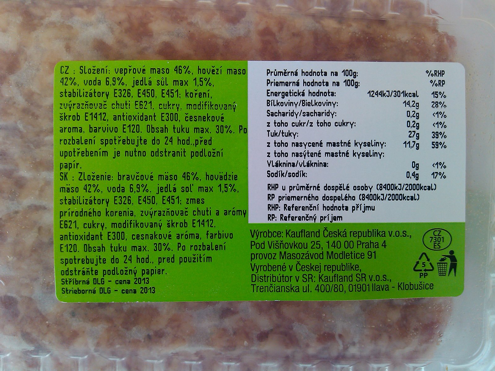 Ochucené mělněné maso, polotovar: 88 % masa, 0,5 kg za 59,90 Kč, 119,80 Kč/kg výrobku. Ve složení: voda, sůl, stabilizátory, koření, zvýrazňovač chuti, cukr, modifikovaný škrob, antioxidant, česnekové aroma, barvivo