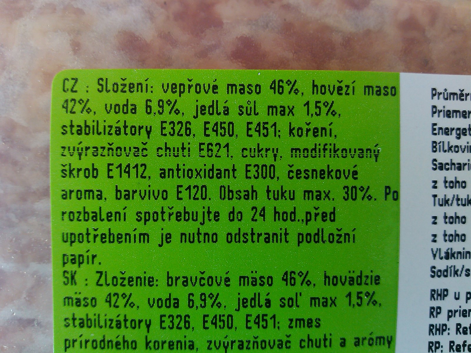 Ochucené mělněné maso, polotovar: 88 % masa, 0,5 kg za 59,90 Kč, 119,80 Kč/kg výrobku. Ve složení: voda, sůl, stabilizátory, koření, zvýrazňovač chuti, cukr, modifikovaný škrob, antioxidant, česnekové aroma, barvivo