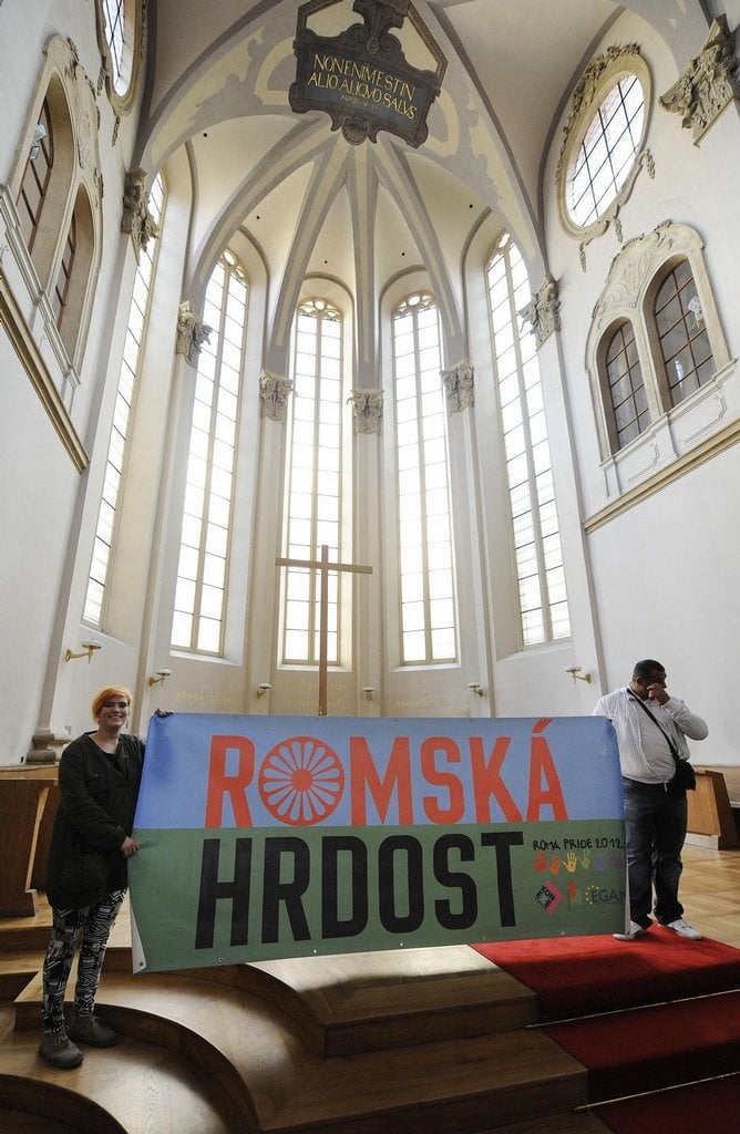 2012-06-prahou-proc5a1el-prvnc3ad-pochod-romskc3a9-hrdosti-roma-