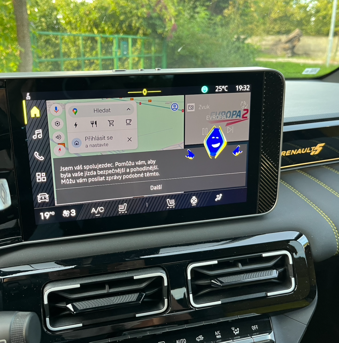 Digitální asistent vás určitě rozesměje.