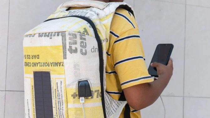 Podnikatel z Tanzanie vyrábí z pytlů s cementem batohy, které díky solárním panelům svítí ve tmě