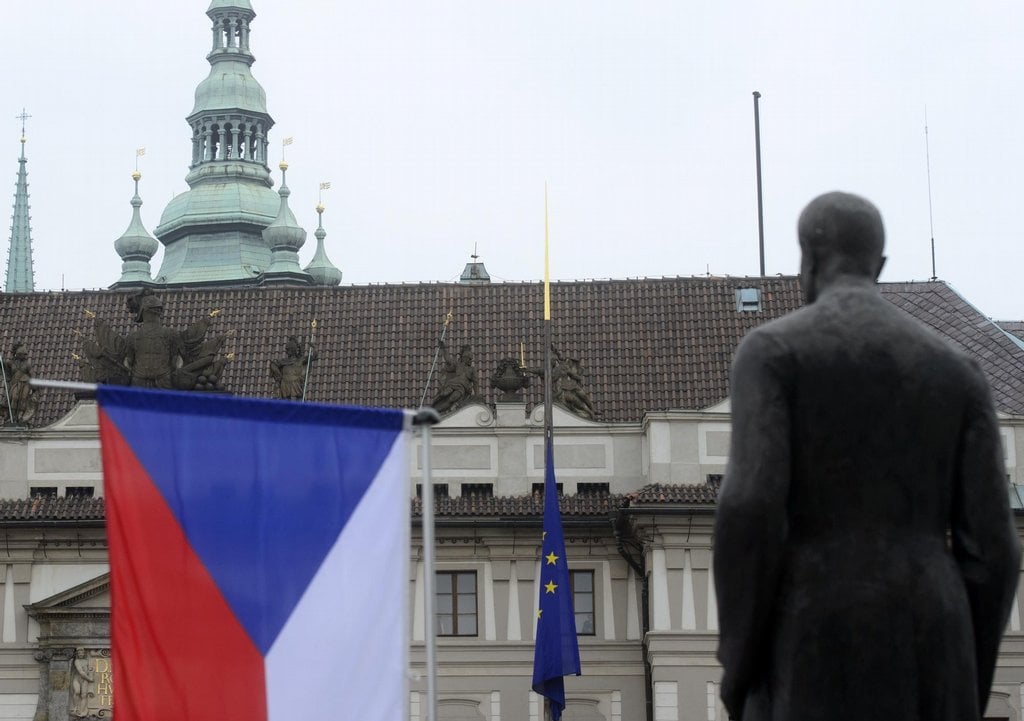 2014-12-barroso-byl-svc49bdkem-vztyc48denc3ad-vlajky-eu-na-hradc