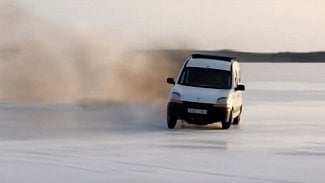 Náhledový obrázek - Může Renault Kangoo driftovat? Pokud má šestiválec a 400 koní, tak ano