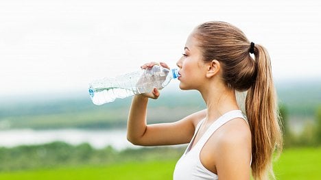 Káva odvodňuje, iontové nápoje škodí a nealko pivo můžou i děti. Tomuhle už nevěřte
