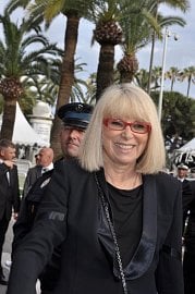Mireille Darc na festivalu v Cannes v roce 2010.