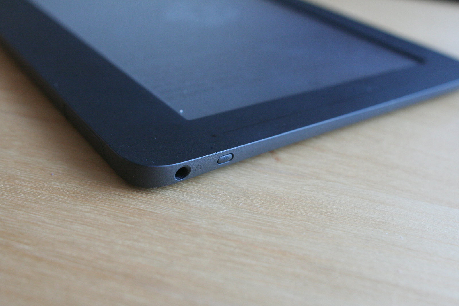 PocketBook Color Lux srovnání s Kindle a iPad