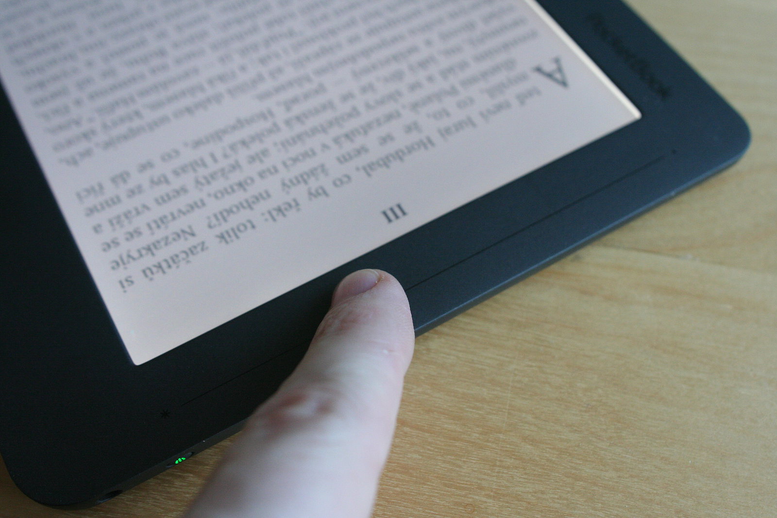 PocketBook Color Lux srovnání s Kindle a iPad