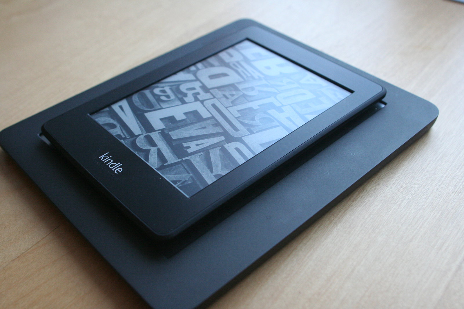 PocketBook Color Lux srovnání s Kindle a iPad