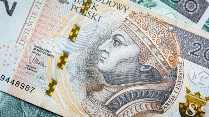 Pol&aacute;ci chtěli od ledna zru&scaron;it televizn&iacute; poplatky. Kvůli průtahům se nejsp&iacute;&scaron; zv&yacute;&scaron;&iacute;