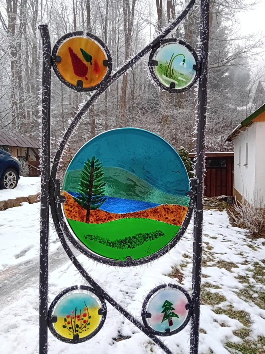 Skleněné obrazy od Eva Edler Glass Art na plotě