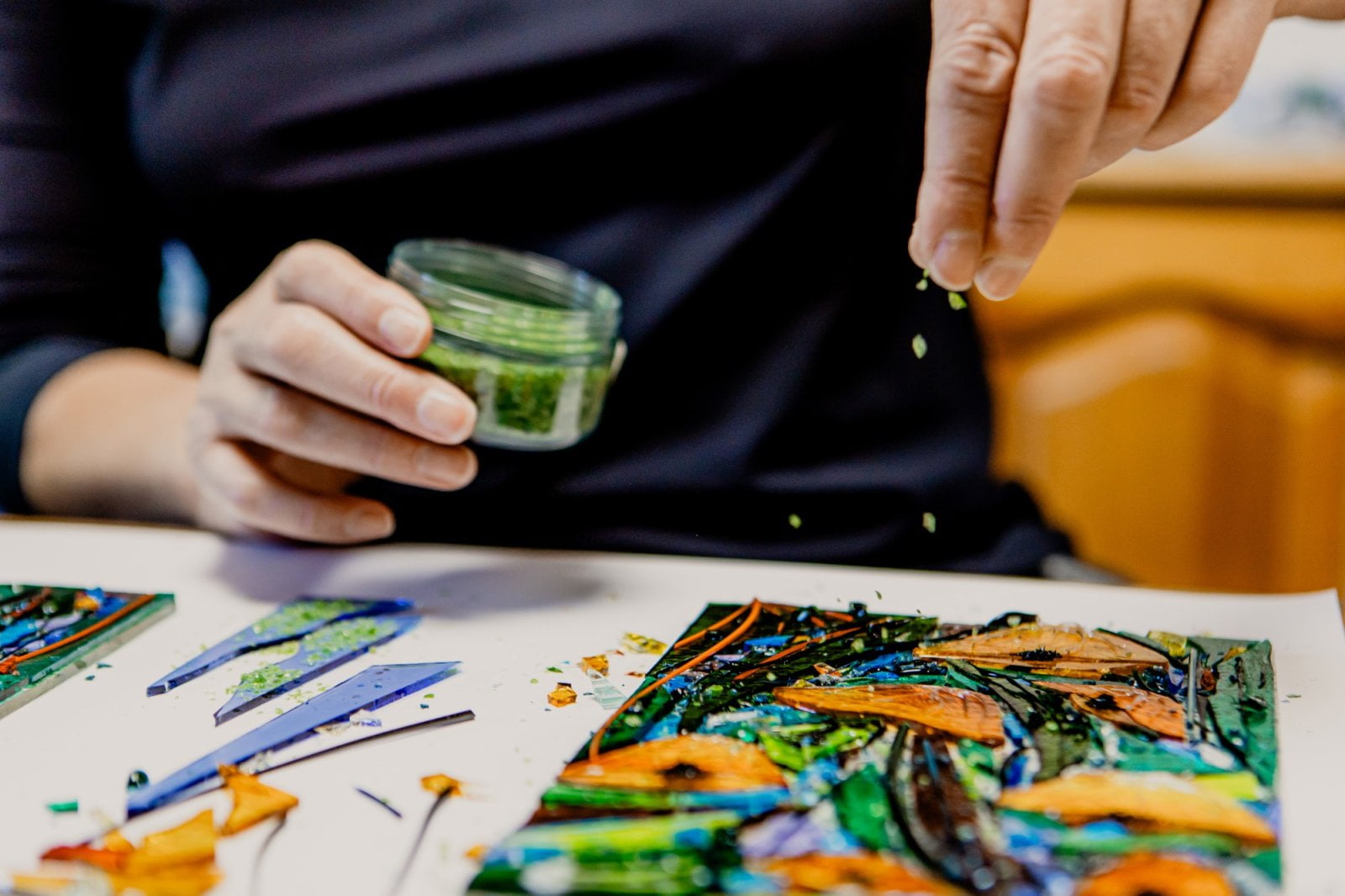 Eva Edler z Eva Edler Glass Art při práci