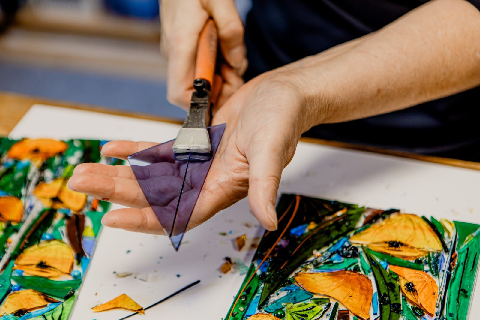 Eva Edler z Eva Edler Glass Art při práci