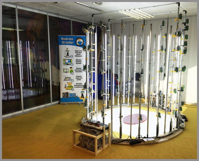 Tohle už je možná trochu neefektivní, ale... pokud se vám někde povaluje pár desítek nepotřebných RPi, můžete si postavit i 3D skener. (<a href="http://www.instructables.com/id/Multiple-Raspberry-PI-3D-Scanner/">Více informací</a>)