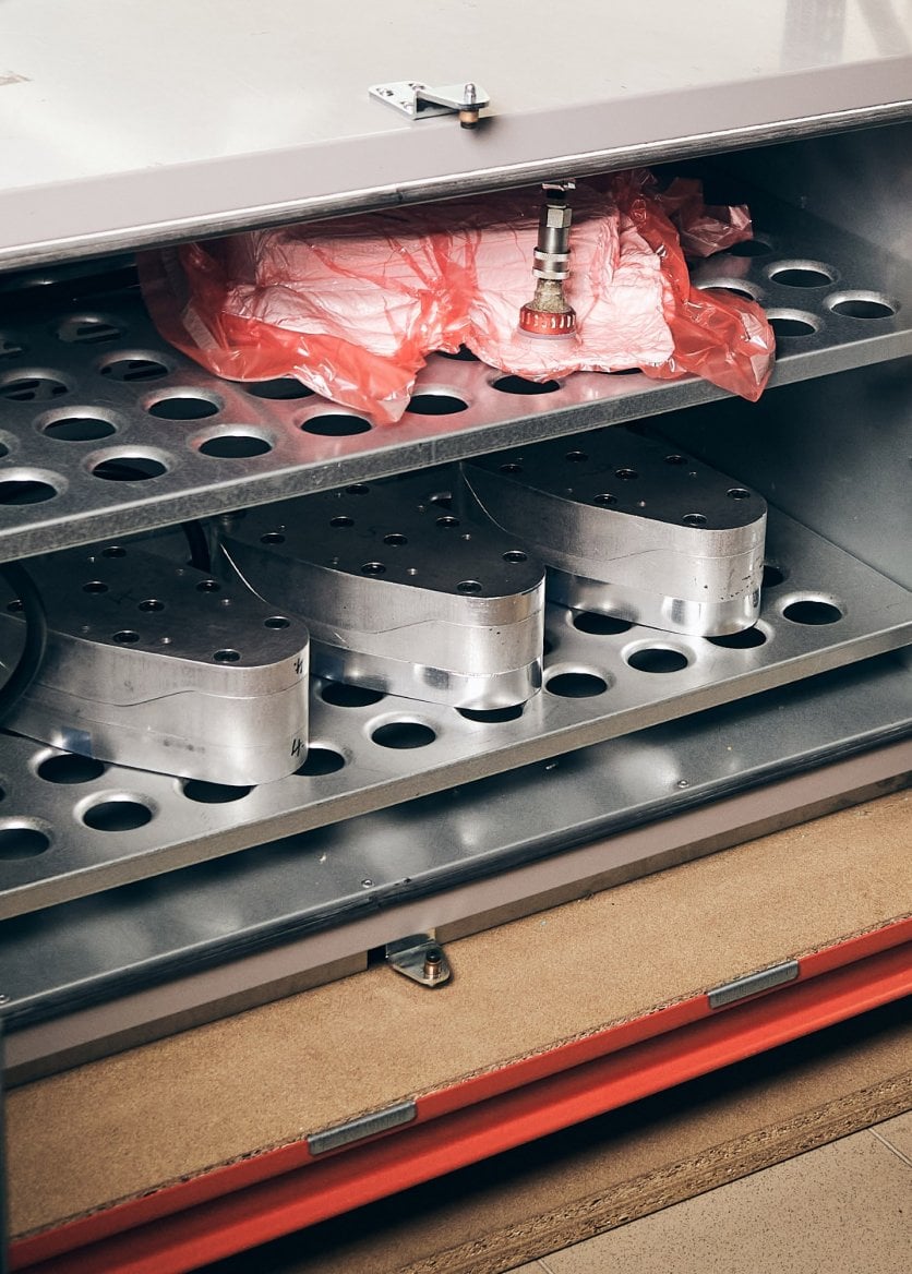 Pohled do výroby společnosti Posedla - karbonové části sedel