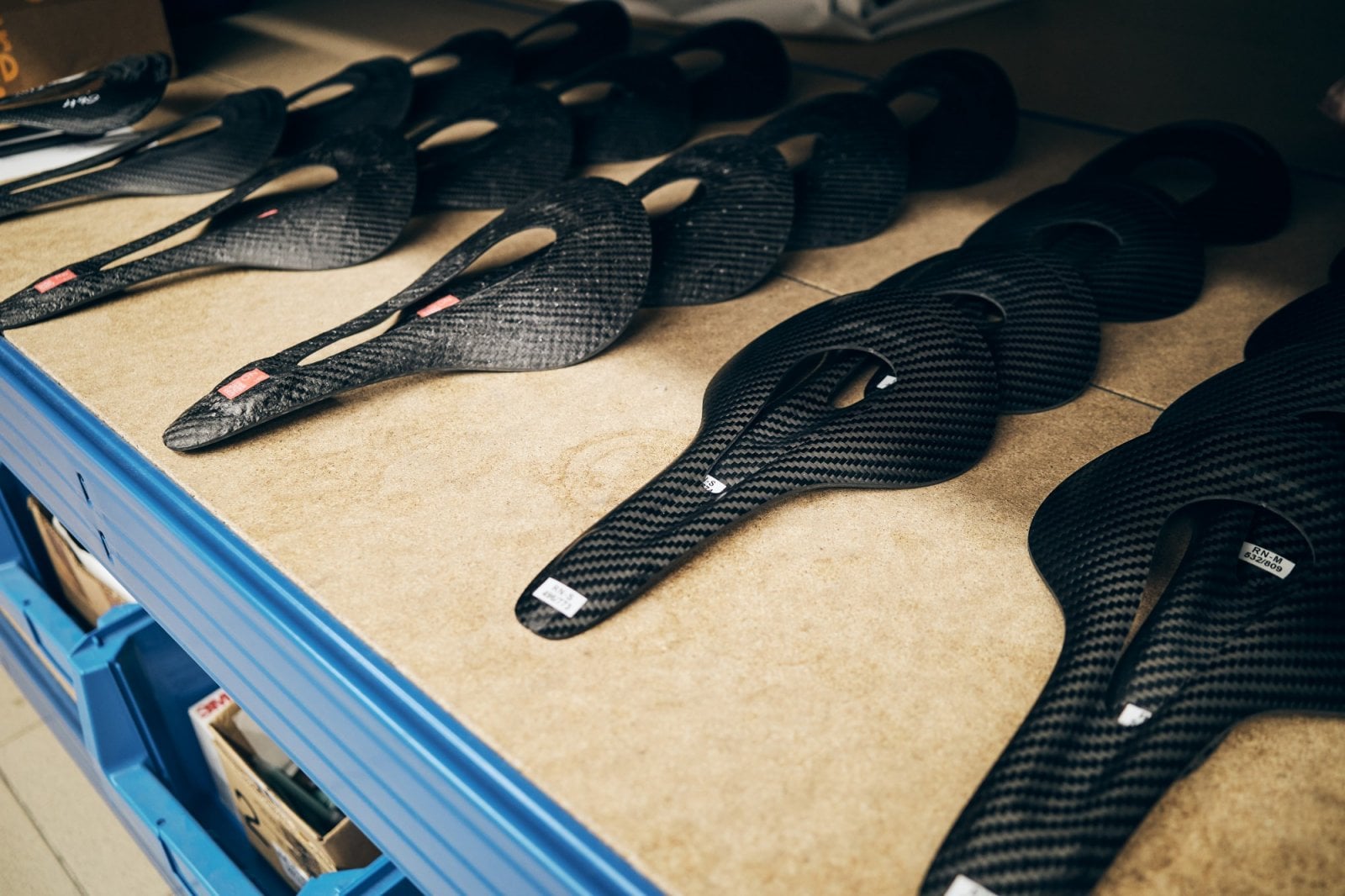 Pohled do výroby společnosti Posedla - karbonové části sedel