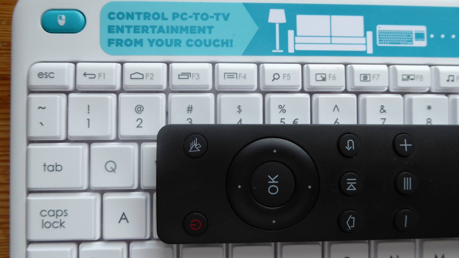 Logitech K400 Plus: vedle Esc vidíte tlačítko Zpět a domeček pro návrat na domovskou stránku... U dodávaného dálkového ovladače vidíte tato tlačítka pod kurzorovým křížem.