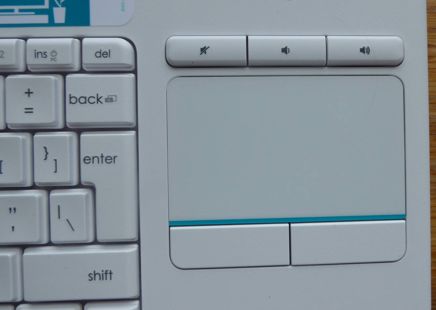 Logitech K400 Plus: nad dotykovou destičkou jsou tlačítka hlasitosti, která taktéž s boxem Evolveo fungovala.