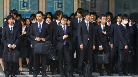 Náhledový obrázek - Neschopnost změnit práci, stres a nejistota. Japonsko skončilo poslední v globálním průzkumu spokojenosti zaměstnanců