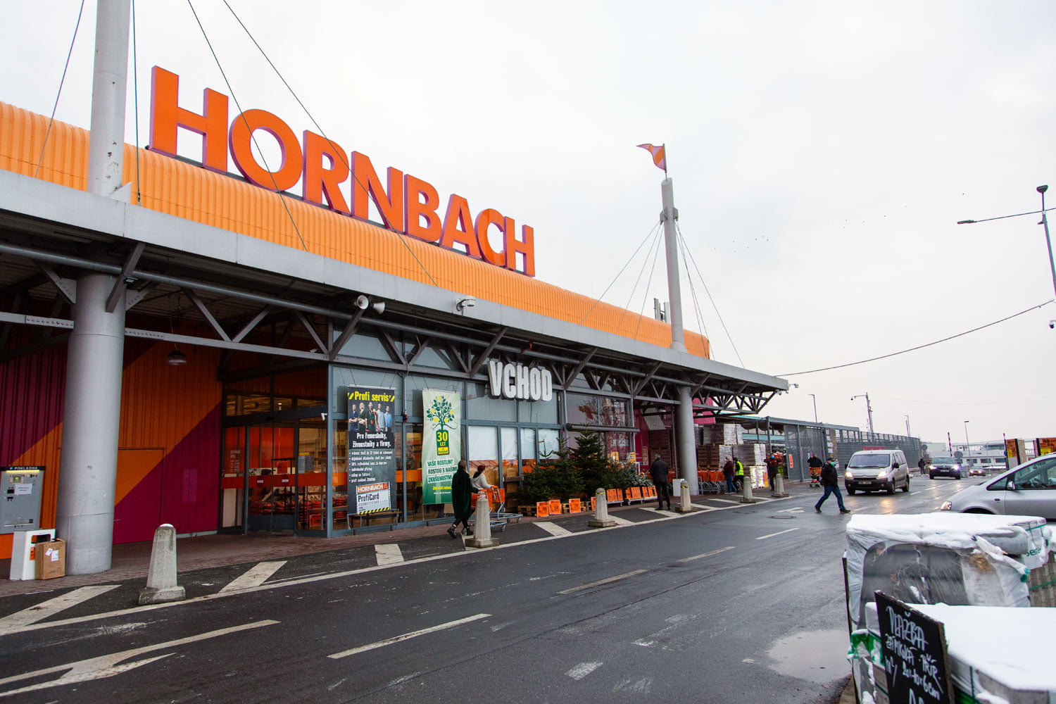 Obchody s nábytkem opět otevřely. Vzali je lidé útokem?