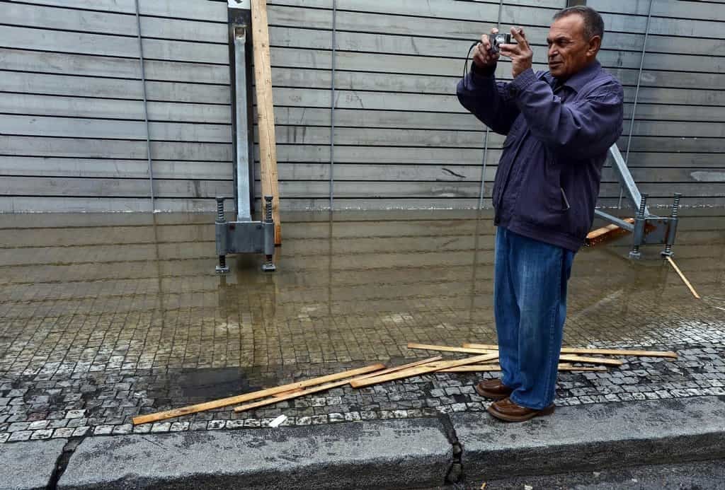 2011-11-povodnc49b-pokrac48dujc3ad-voda-v-mc49blnc3adku-stoupc3a