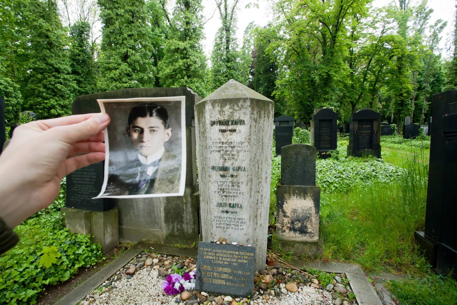 Rodinný hrob na Novém židovském hřbitově v Praze na Žižkově