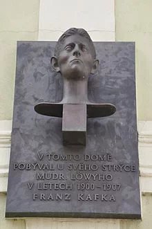 Busta na domě Kafkova strýce v Třešti