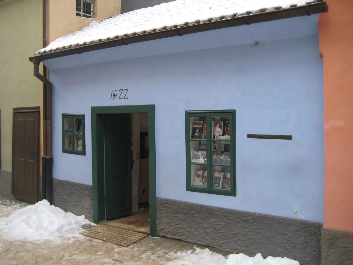 V domě v pražské Zlaté uličce žil v letech 1916 až 1917