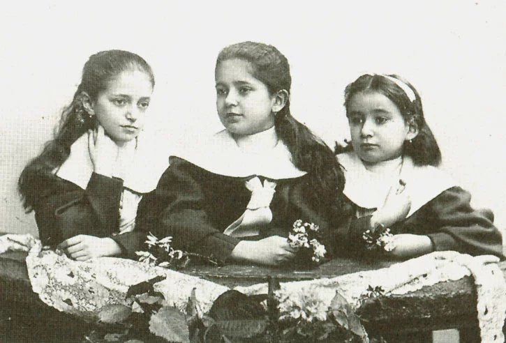 Kromě bratrů Georga a Heinricha, kteří zemřeli jako malé děti, měl Franz Kafka tři sestry, které byly později deportovány do koncentračních táborů nebo ghett, kde se jejich stopy ztratily: Gabriele , zvaná Elli (1889–1942?), Valerie neboli Valli (1890–1942?) a Ottilie „Ottla“ Kafka (1892–1943). Vzhledem k tomu, že rodiče byli během dne nepřítomní, byli všichni sourozenci v podstatě vychováváni často se měnícími sluhy a chůvami.