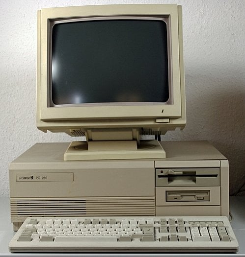 Klasické PC řady 285 s EGA monitorem (zdroj: www.museum-digital.de)