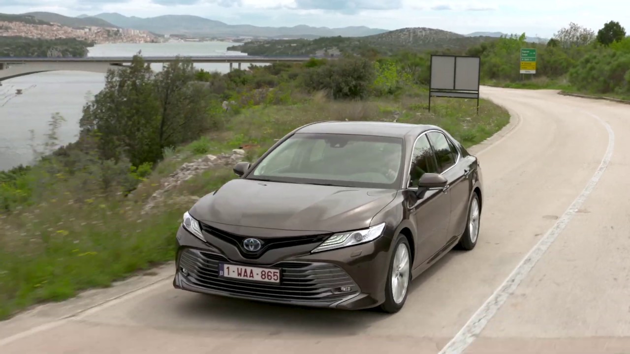 Poprvé za volantem nové Toyoty Camry: Nepovinně povinná