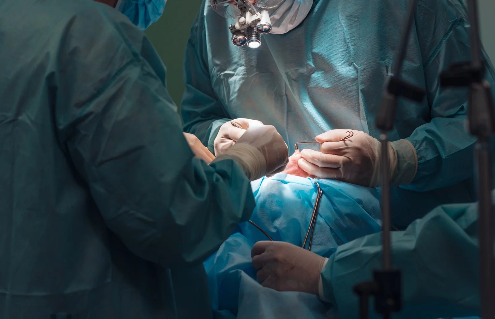 Chronická sinusitida je stav, kdy i přes probíhající léčbu příznaky neustupují. Znamená to, že je po dobu, která trvá déle než 3 měsíce, narušen odtok hlenu a pacient má omezené dýchání nosem. Jde o vážnou situaci, která může skončit i operací.