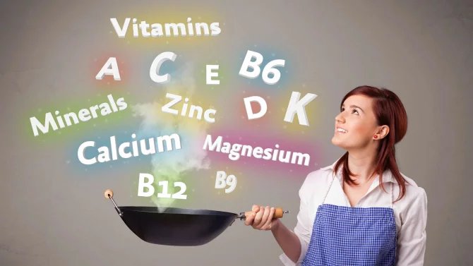 Žena v kuchyni vaří vitamíny ve formě obrázku na pánvi
