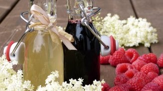 Náhledový obrázek - Bezový sirup recept: vařený vydrží déle. Při přípravě za studena se ale zachová více účinných látek