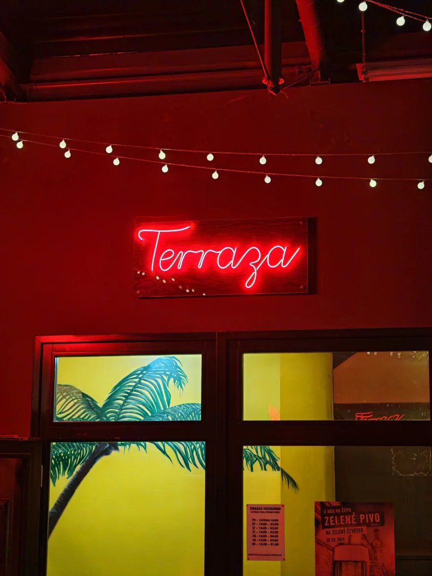 2,5násobný zoom z 180Mpx teleobjektivu