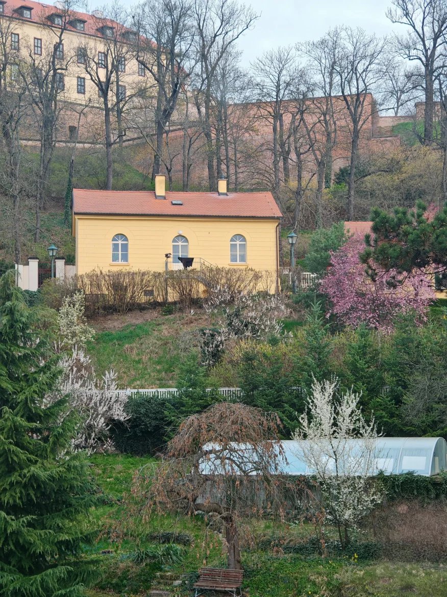 2,5násobný zoom z 180Mpx teleobjektivu