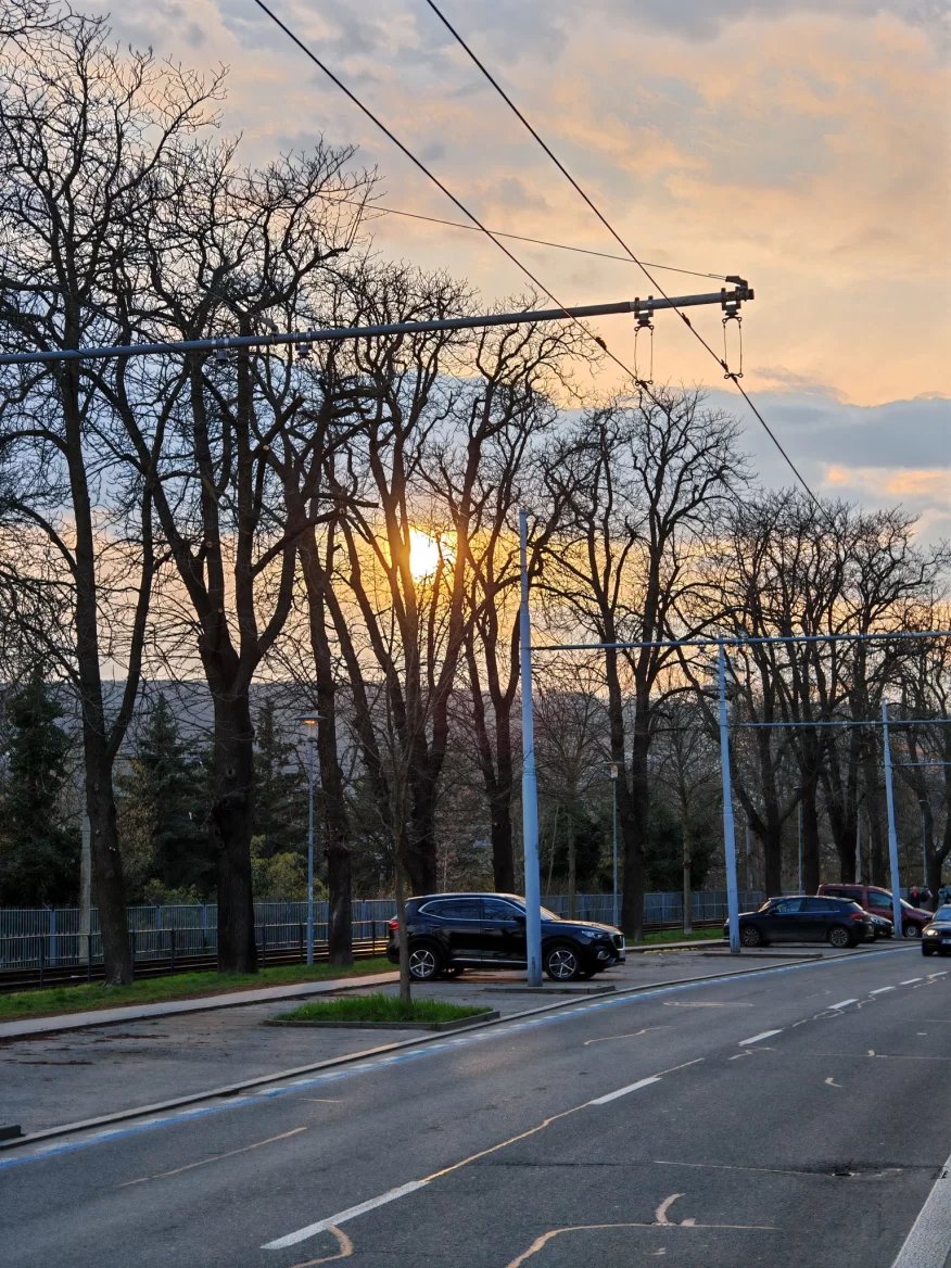 2,5násobný zoom z 180Mpx teleobjektivu