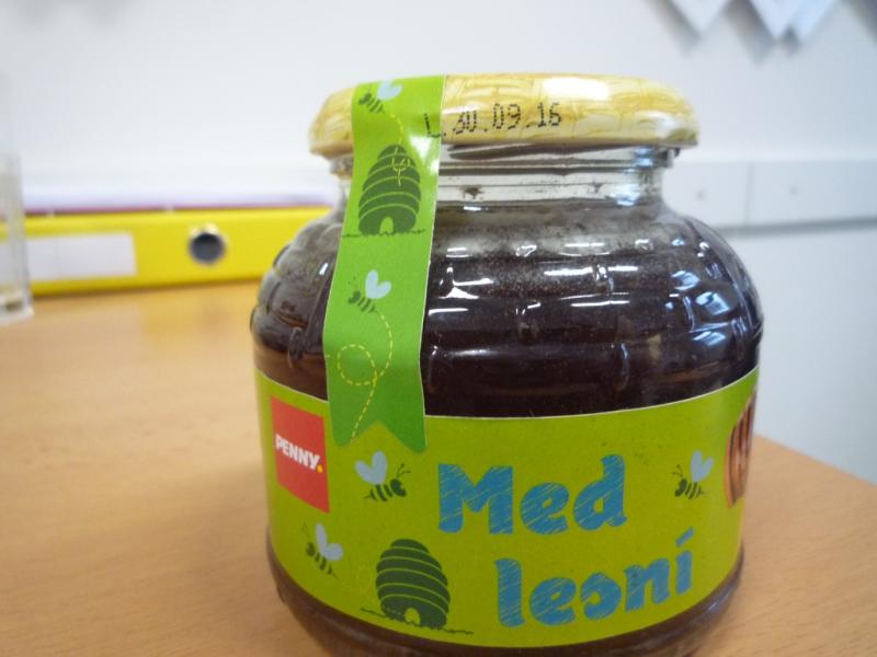 Med lesní byl falšován přídavkem barviva amoniak - sulfitový karamel. Obsah látky hydroxymethylfurfural byl vyšší, než připouští příslušný právní předpis. Med nevyhověl ani legislativním požadavkům na aktivitu enzymu diastáza. Vyrobeno pro PENNY MARKET