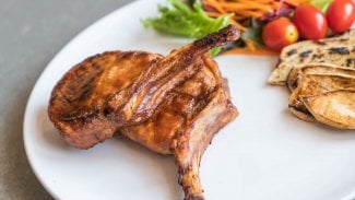 Náhledový obrázek - Kotleta recept: místo zapékání ji poduste se zeleninou. Získáte tak pokrm plný bílkovin, vitamínů a minerálů