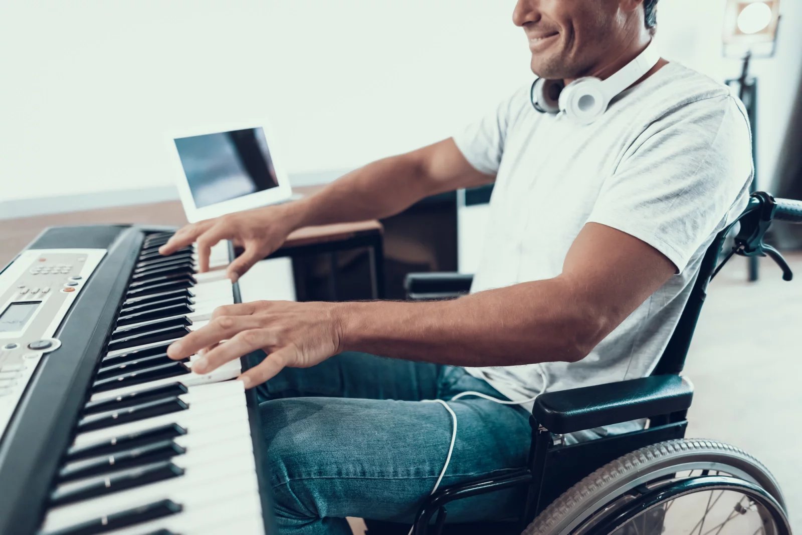 Na hudební terapii je zapotřebí pacienty nejprve motivovat pacienty, aby se do hodiny zapojili, což probíhá pomocí vhodných otázek z oblasti preferencí muziky nebo zkušeností s hudbou. Rozebírat se též můžou emoce a pocity, které hudba vyvolává.
