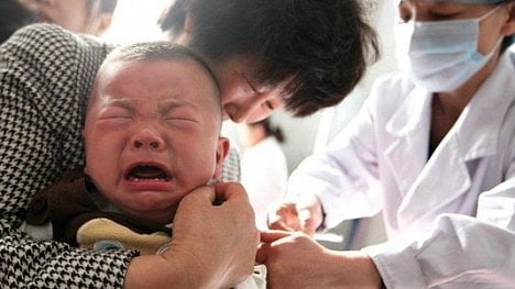 Náhledový obrázek - Selhání Pekingu: Číňanky se bojí rodit, mají strach z otráveného mléka i očkování