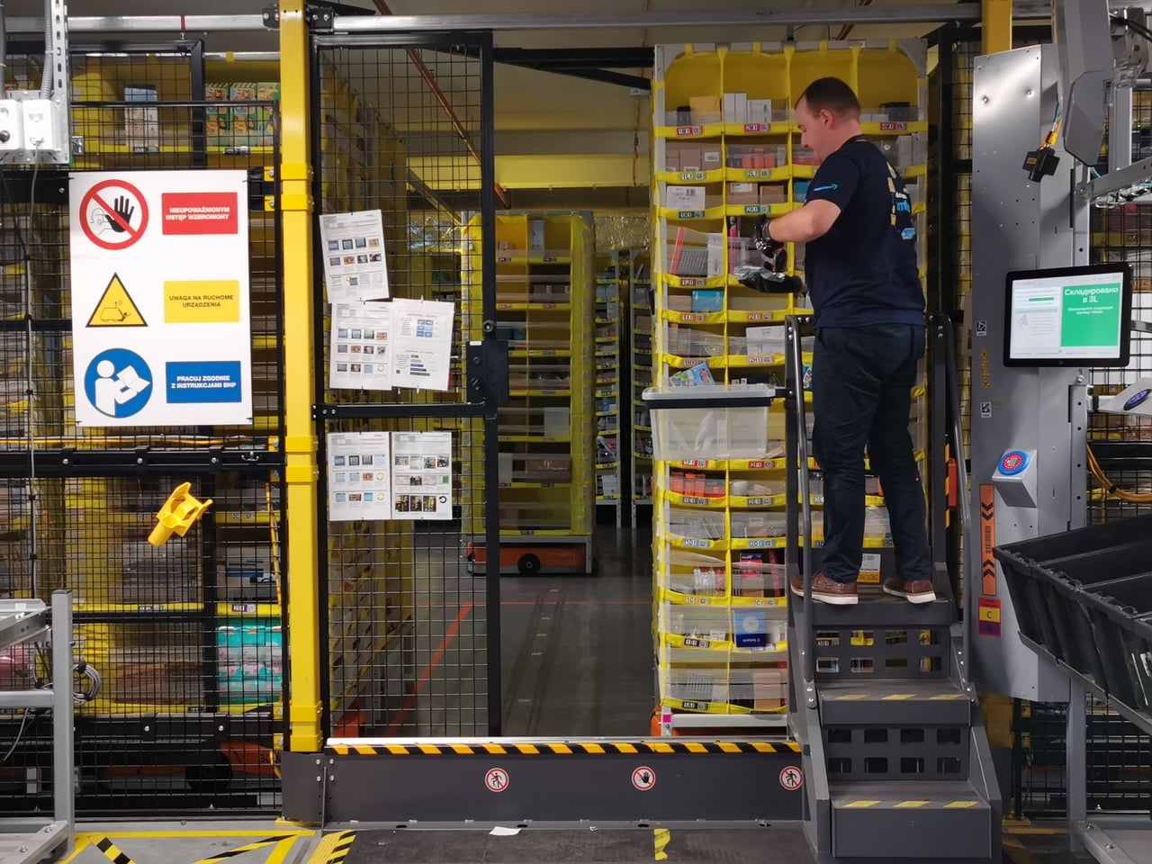 Robotické distribuční centrum Amazonu v polském Štětíně