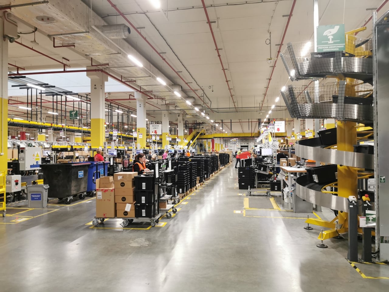 Robotické distribuční centrum Amazonu v polském Štětíně