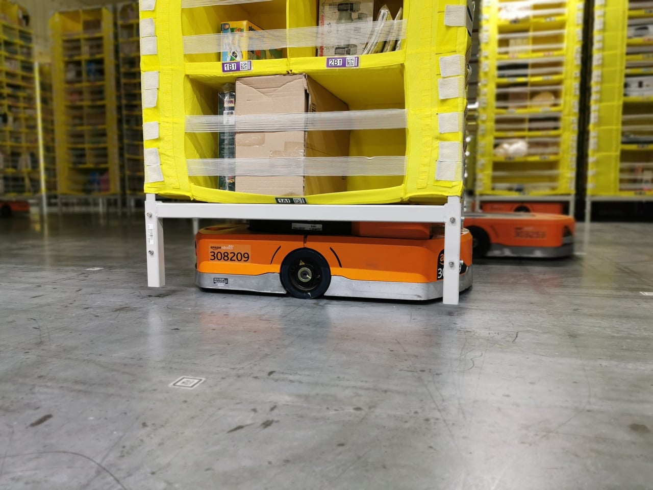 Robotické distribuční centrum Amazonu v polském Štětíně