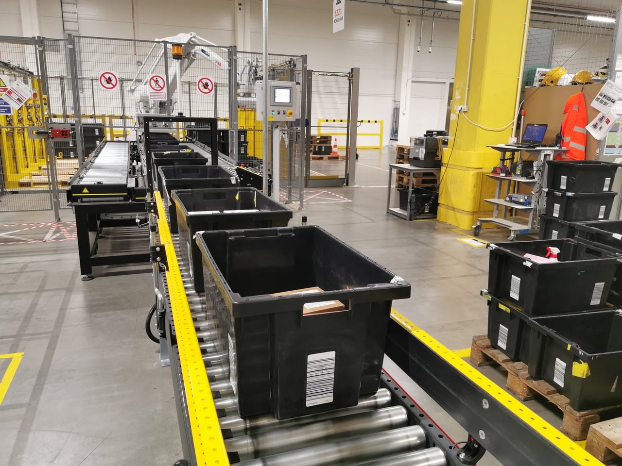 Robotické distribuční centrum Amazonu v polském Štětíně