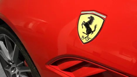 Náhledový obrázek - Ferrari jako bílá vrána mezi evropskými automobilkami? Italskému výrobci se vloni navýšil zisk o více než pětinu, růst očekává i letos