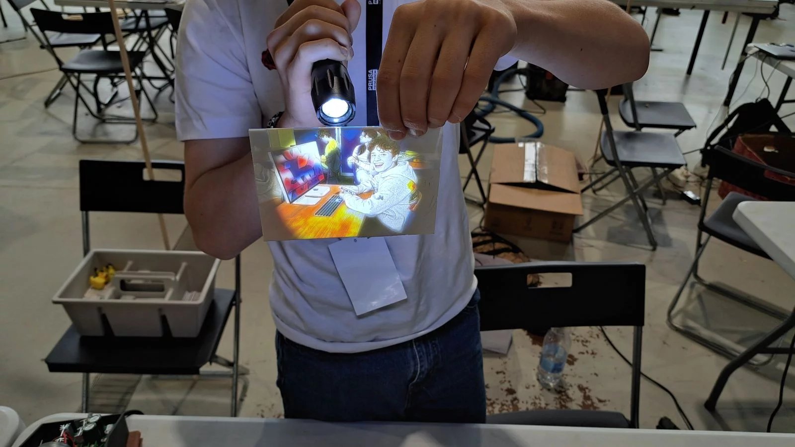 Na bílou destičku stačí posvítit zespodu baterkou a zrodí se barevný obrázek.