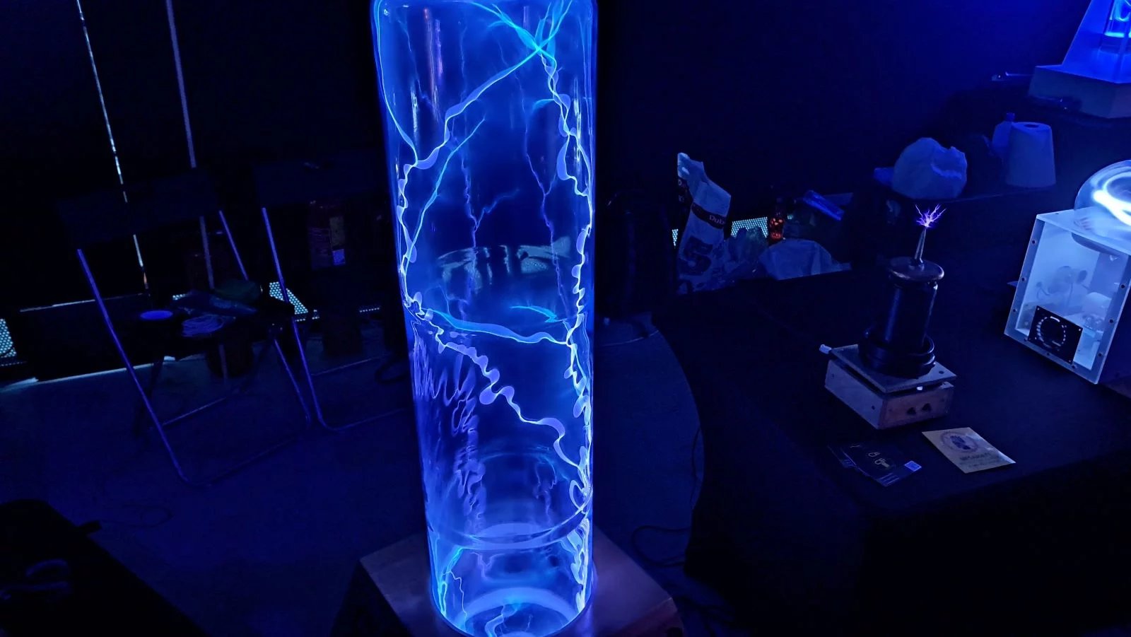 Elektřina ve skleněných válcích vyčarovala nevšední podívanou.